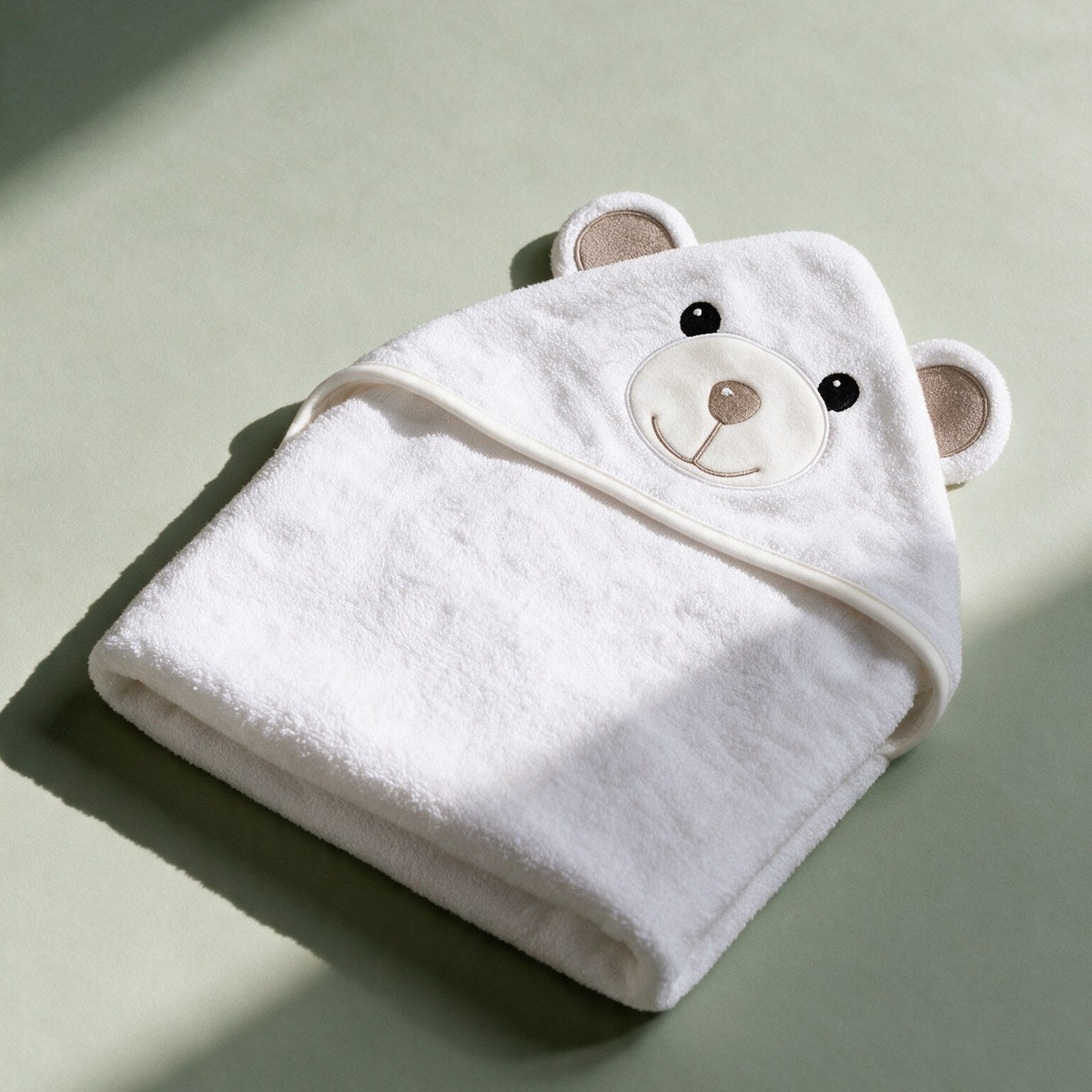 Prosopul cu glugă Little Bear, alb, întins complet, în lumină naturală blândă
